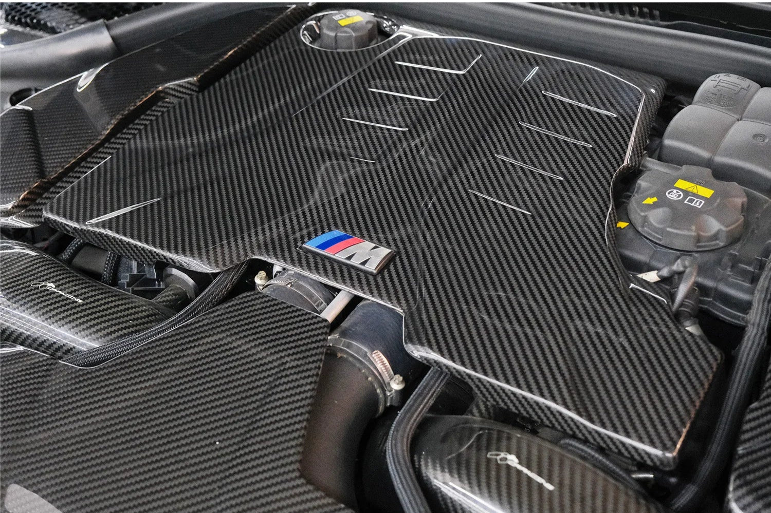 Carbon Fiber Upper Engine Cover - BMW F90 M5