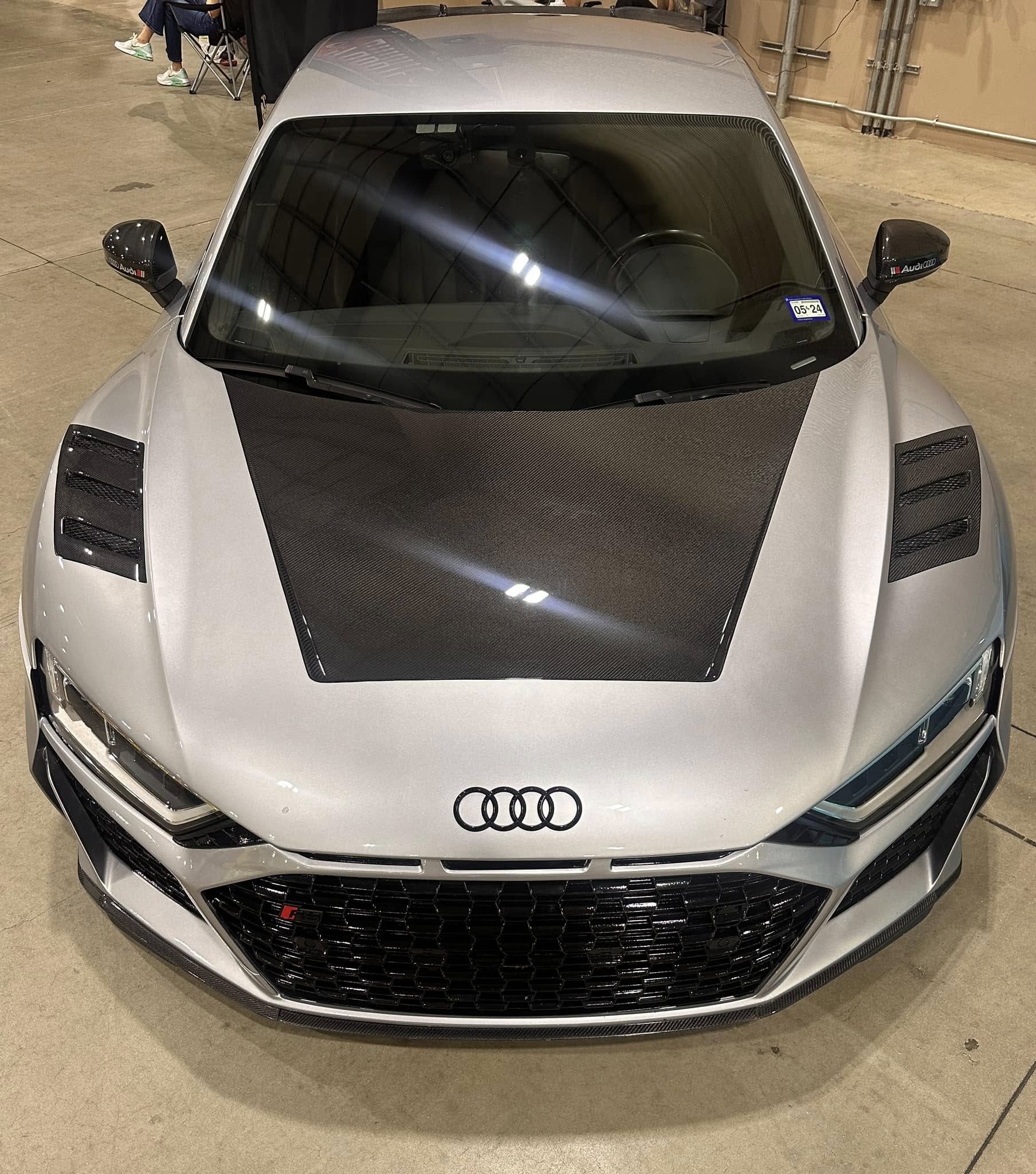 1016 Style Carbon Fiber Vented Hood - Audi R8