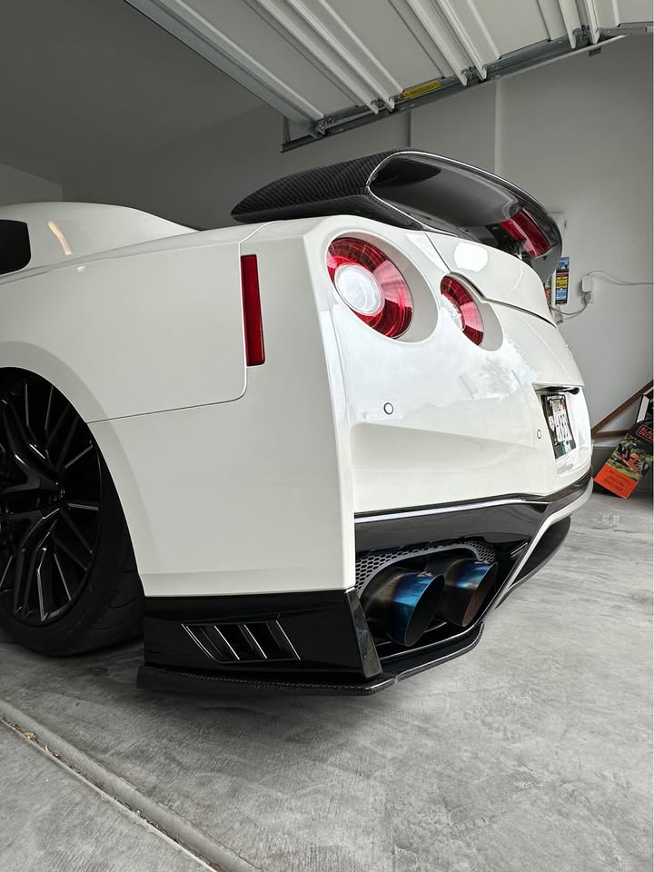 Carbon Fiber Rear diffuser Corner Spats - Nissan GTR R35