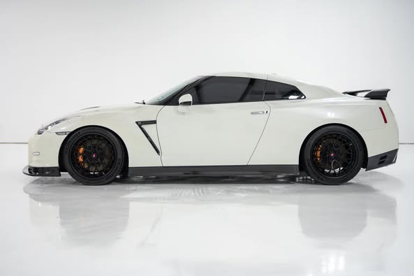 Carbon Fiber Side Skirts - Nissan R35 GTR