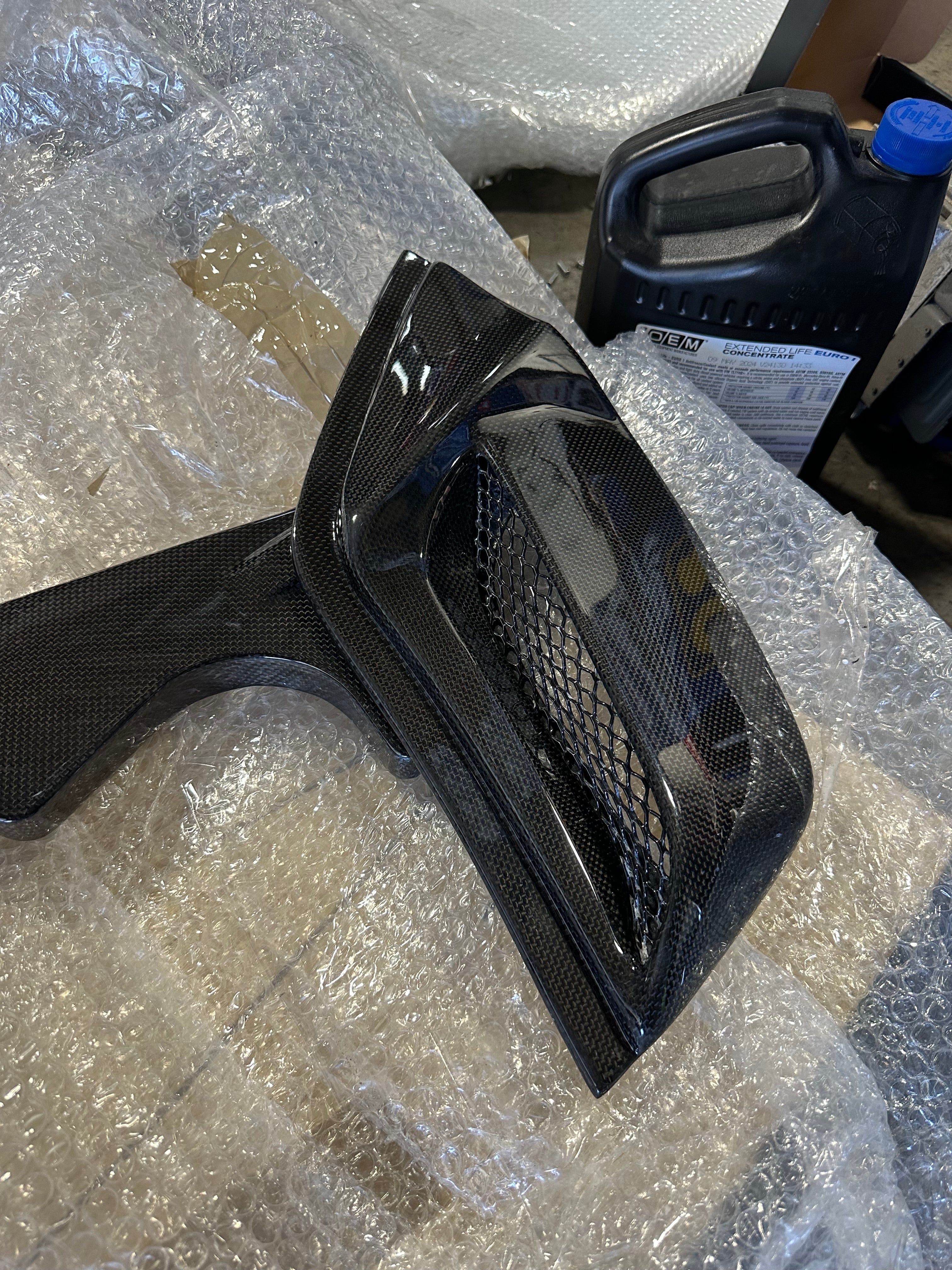 Carbon Fiber Rear Engine Bonnet cover w/ Transparent Window - Ferrari 488 Spyder