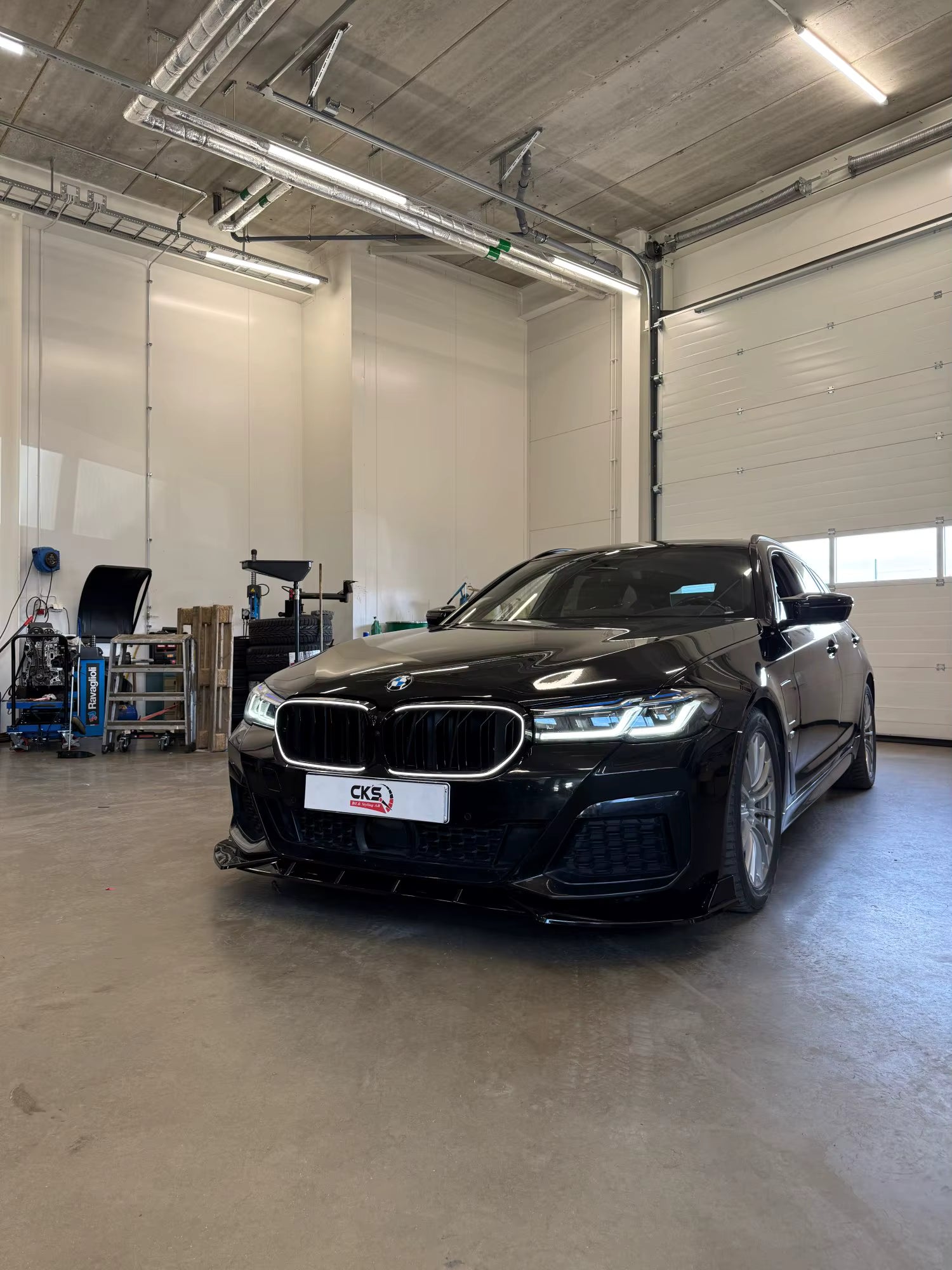 Gloss Black Front Grille w/ LED - BMW G30 5 series