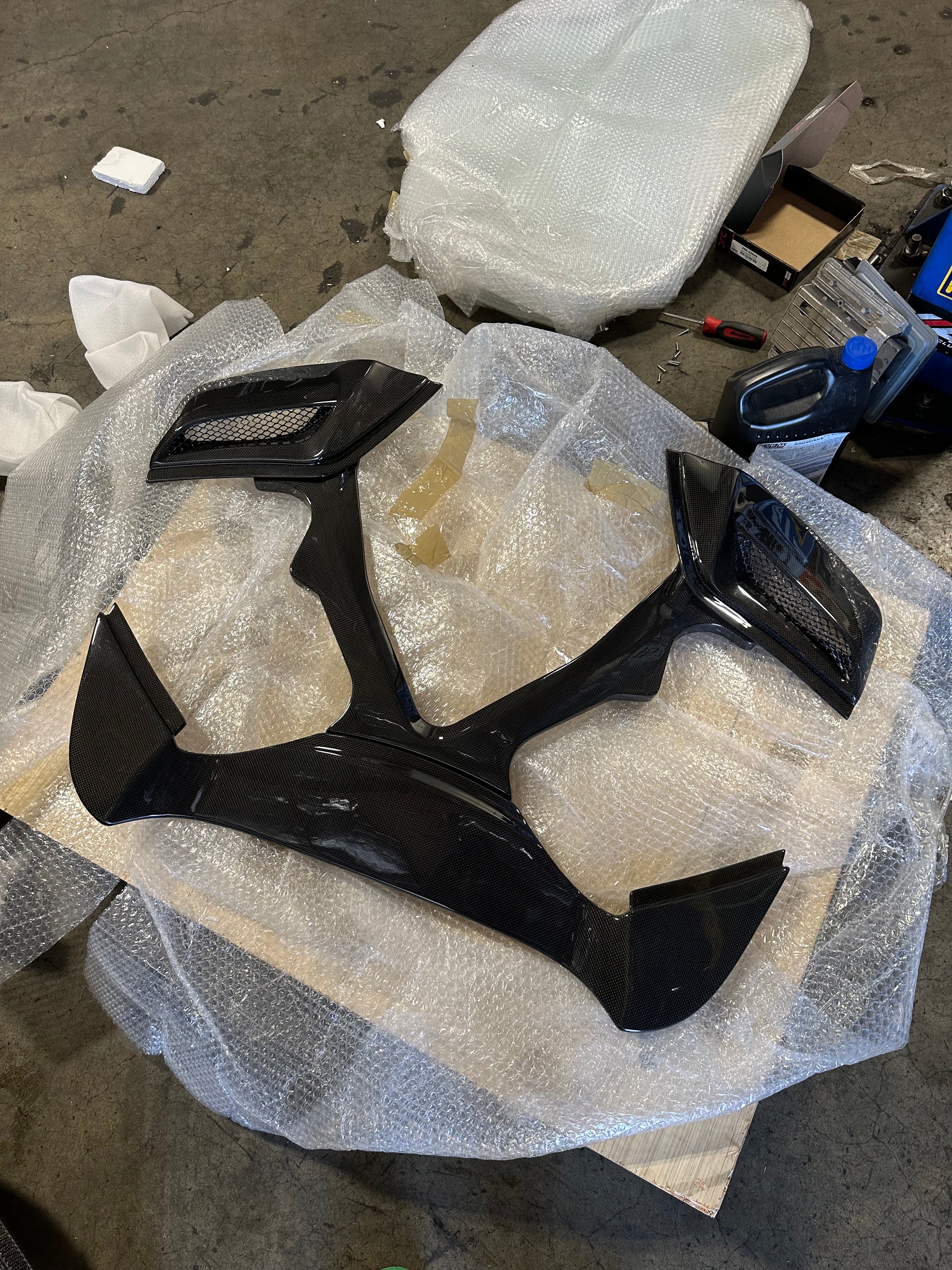 Carbon Fiber Rear Engine Bonnet cover w/ Transparent Window - Ferrari 488 Spyder