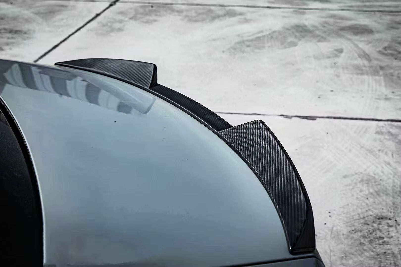 V Style Dry Carbon Fiber Rear Trunk Spoiler - 2024-25 BMW G68 5 series