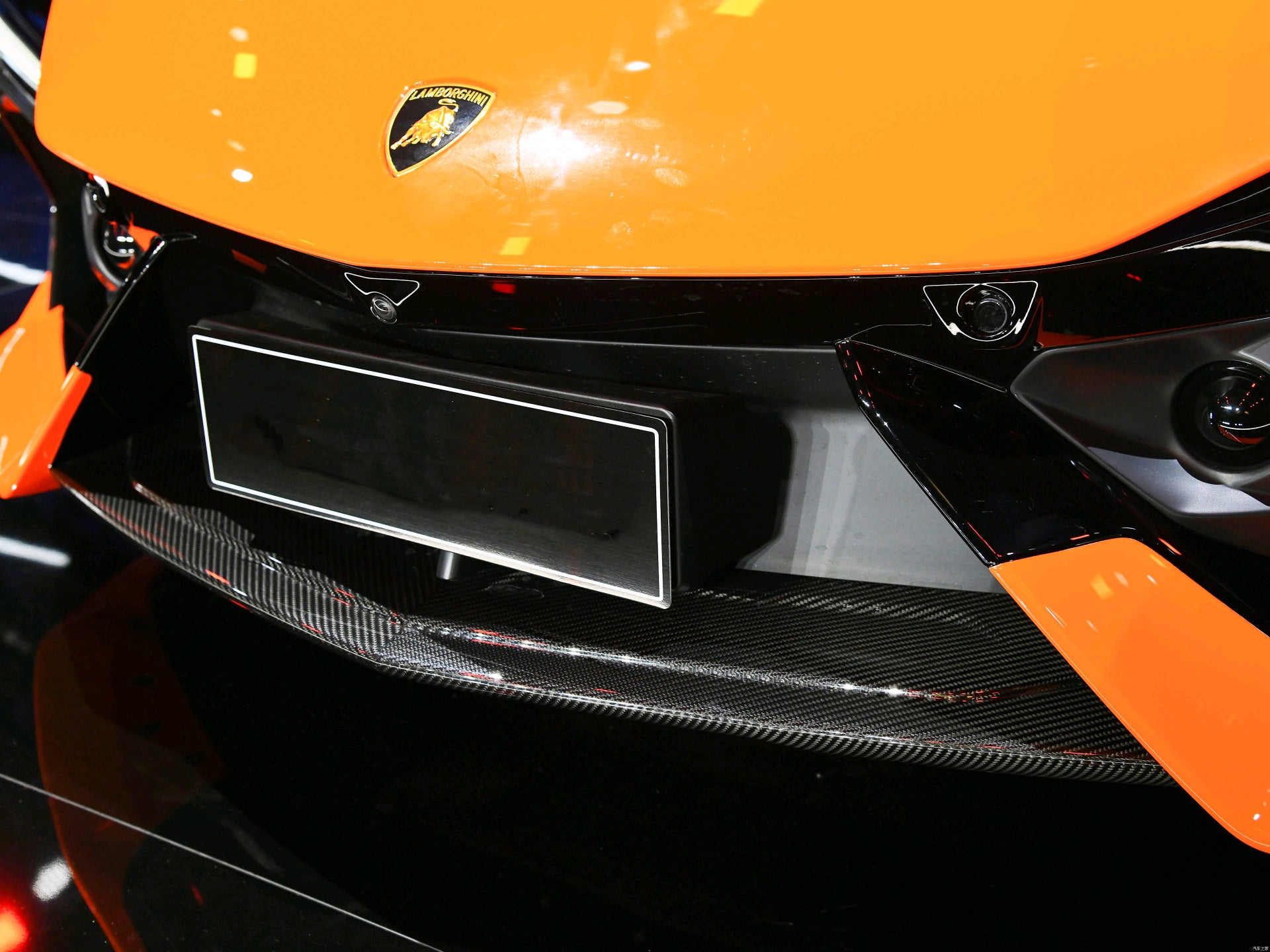 Carbon Fiber OEM Style Center Lip - Lamborghini Revuelto