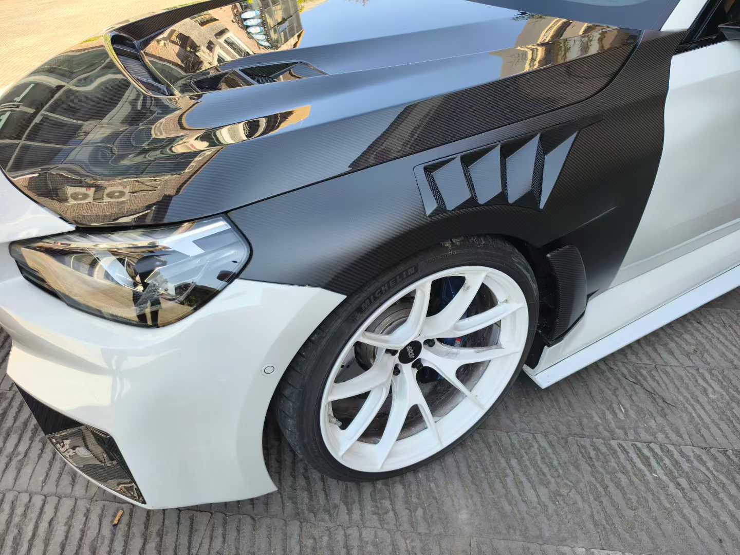 Aggressive Vented Dry Carbon Fiber Front Fenders With Blades - BMW G87