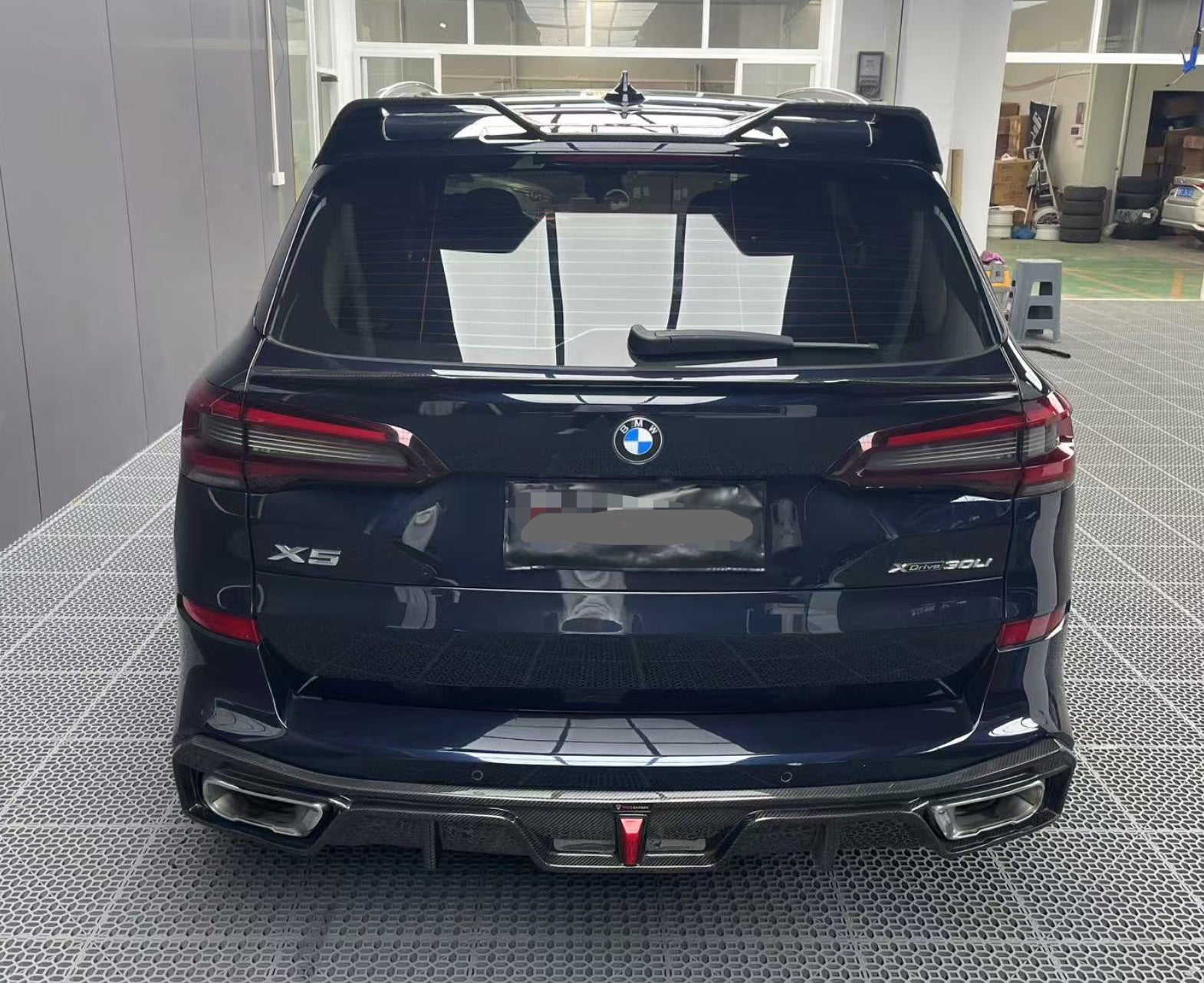 Dry Carbon Fiber Rear diffuser w/ LED - BMW X5 G05