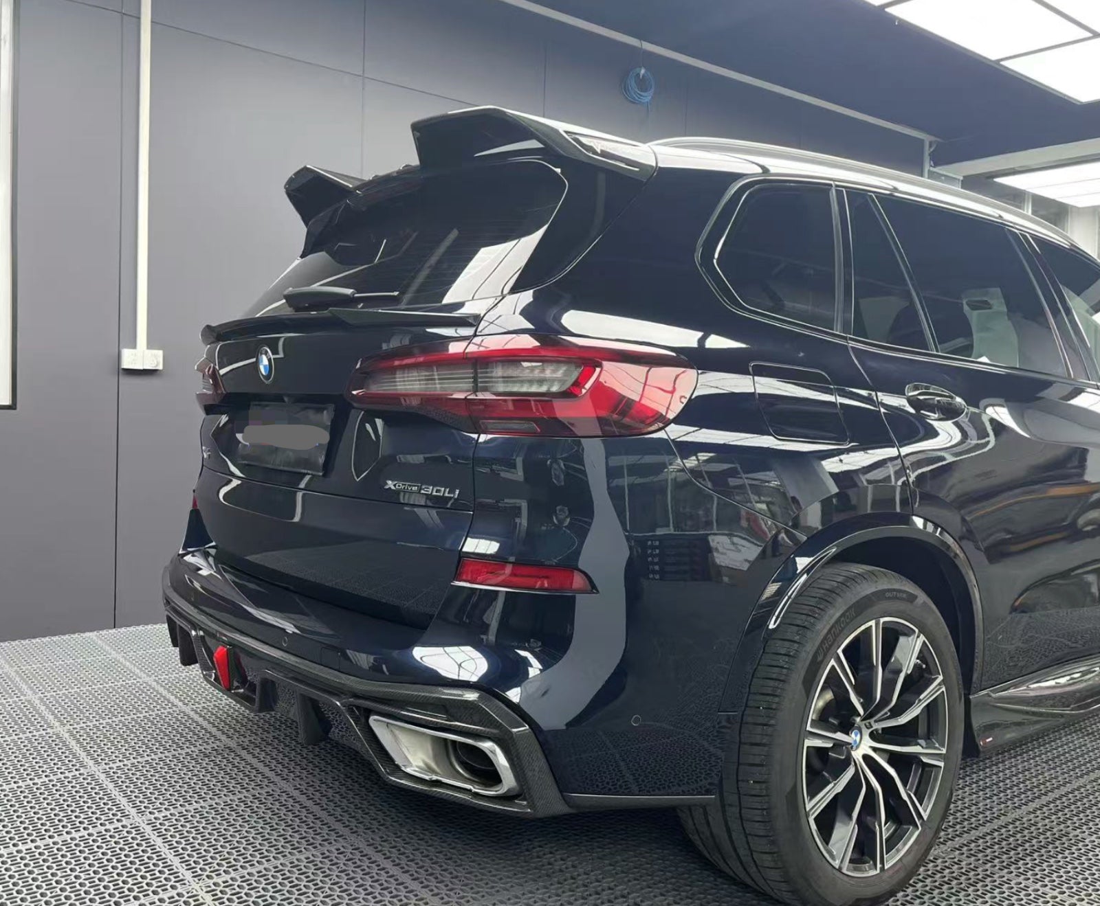 Dry Carbon Fiber Rear diffuser w/ LED - BMW X5 G05