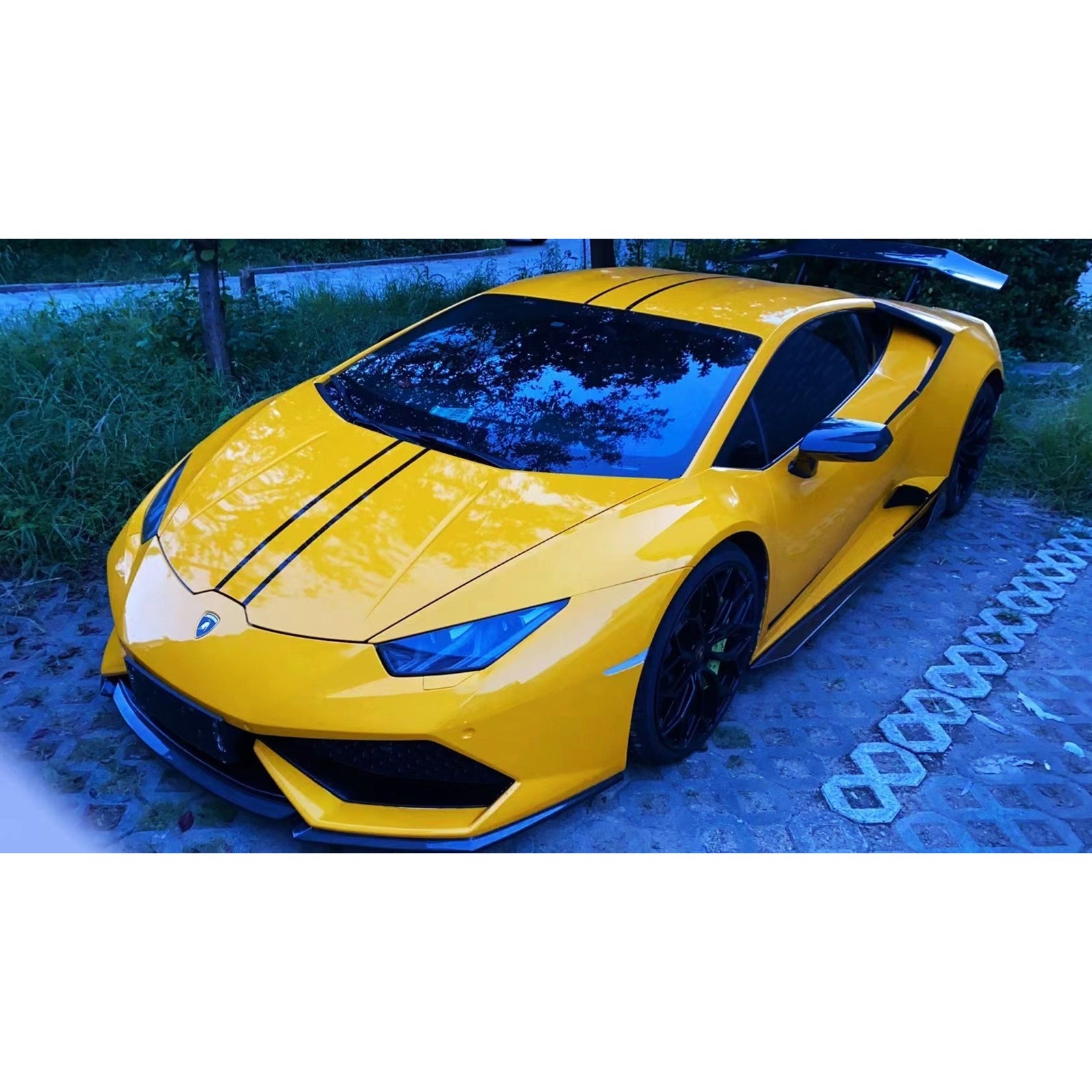 V-Style Carbon Fiber Front Lip - LAMBORGHINI HURACAN LP610
