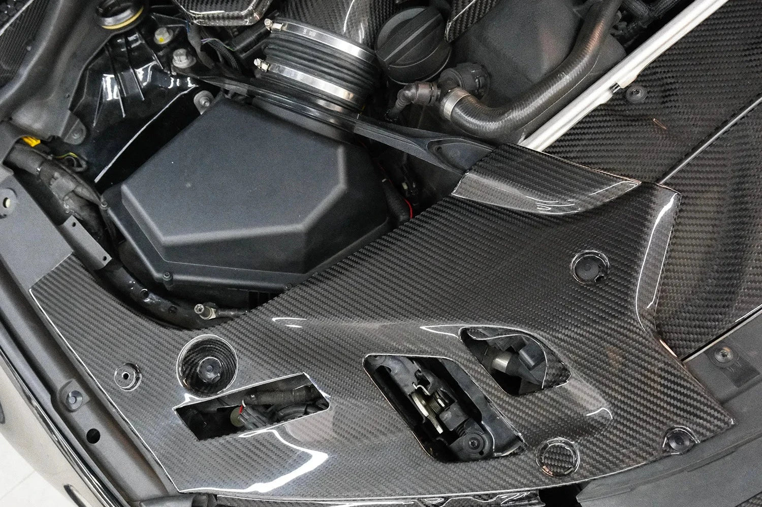 Carbon Fiber Engine Bay Corner Cover - BMW F90