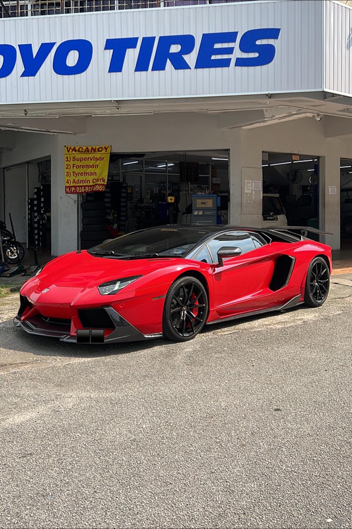 V style Carbon Fiber Front Splitter - Lamborghini Adventador LP700