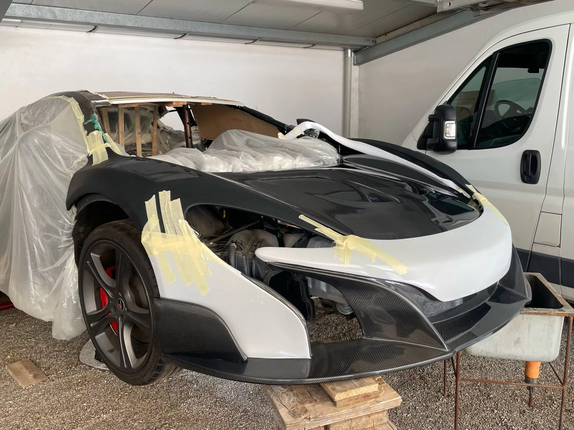 https://www.thecarbonindustries.com › products › 675lt-conversion-body-kit-mclaren-mp4-12c-650s

