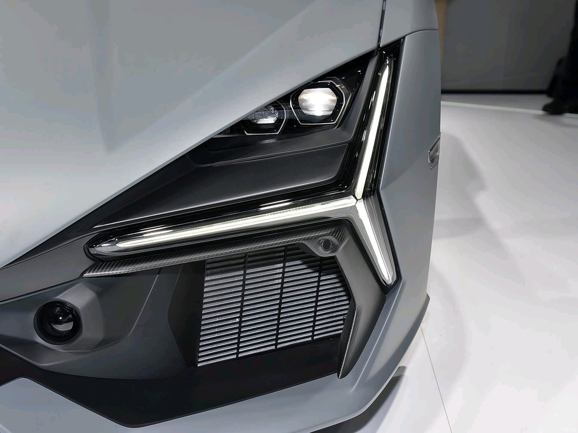 Dry Carbon Fiber Front Bumper Air Knife Trim - Lamborghini Revuelto