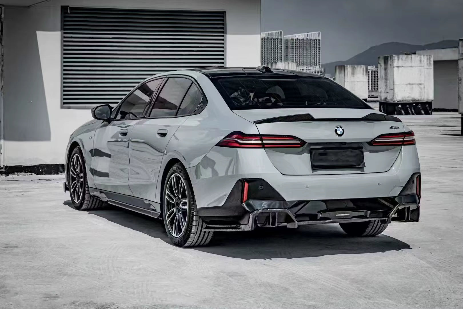 V Style Dry Carbon Fiber Rear Trunk Spoiler - 2024-25 BMW G68 5 series