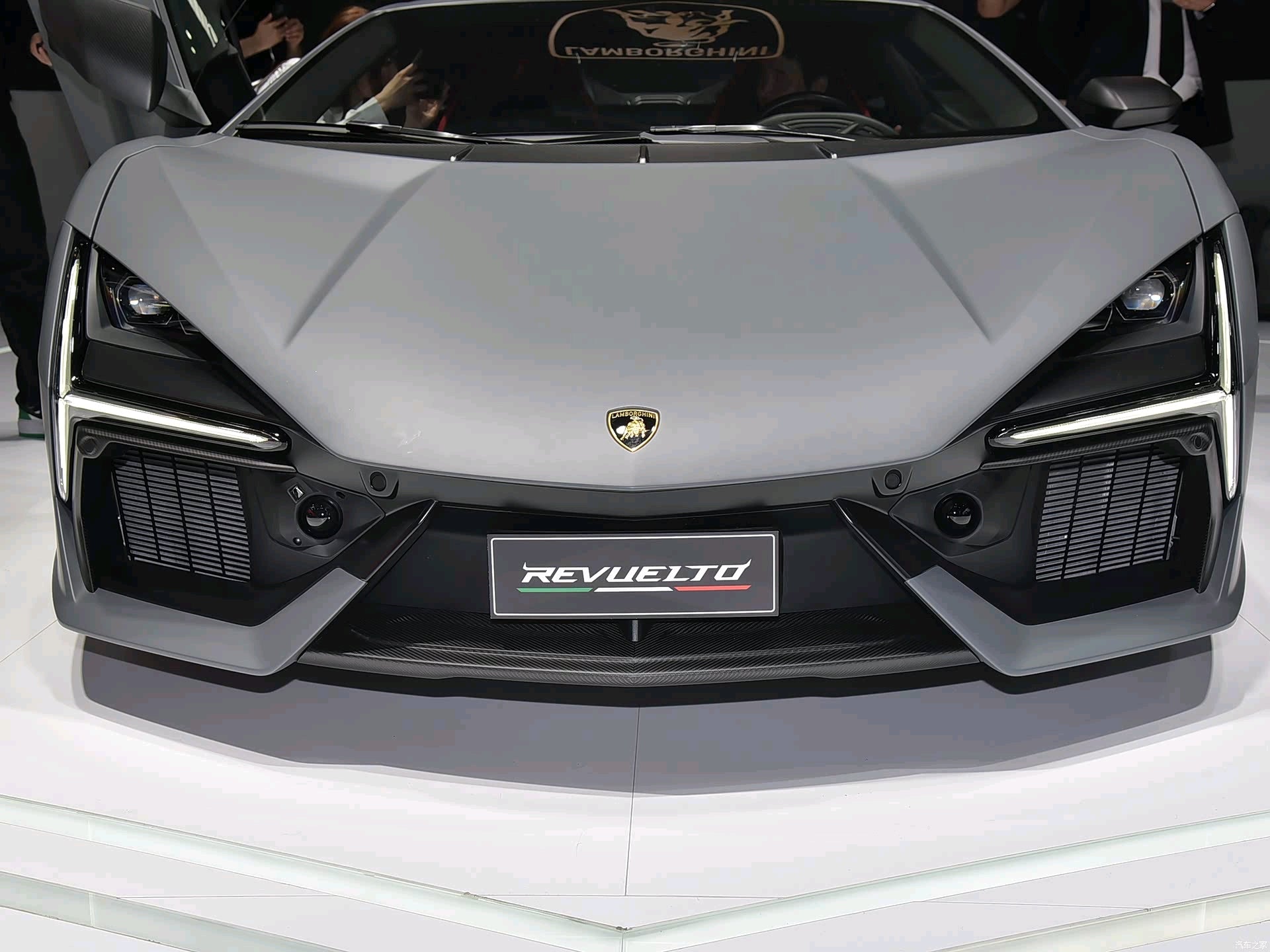 Carbon Fiber OEM Style Center Lip - Lamborghini Revuelto