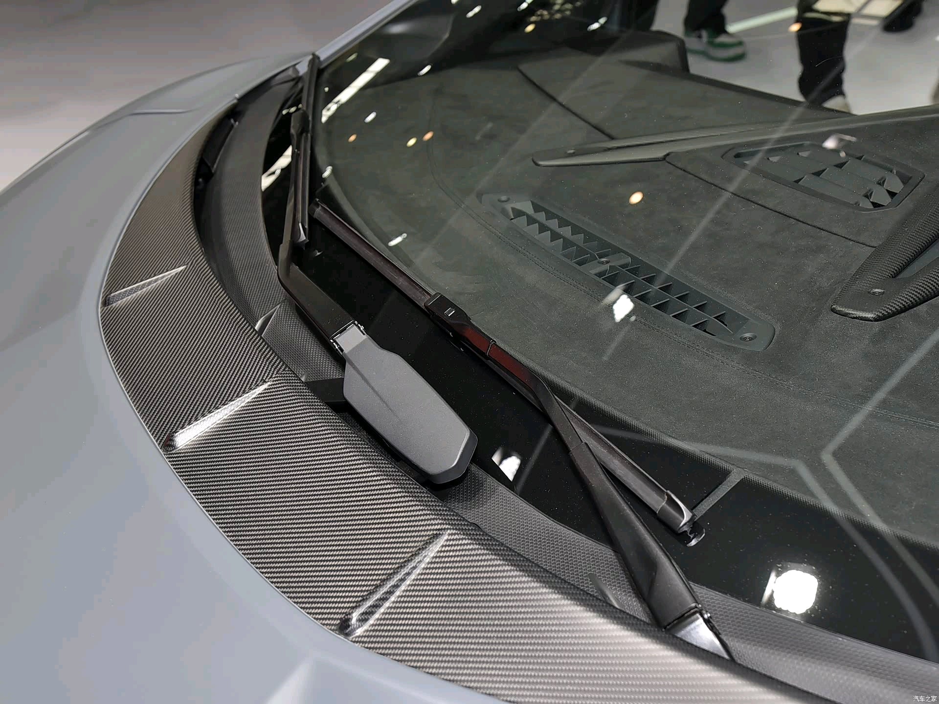 Dry Carbon Fiber Window Hood Trim - Lamborghini Revuelto