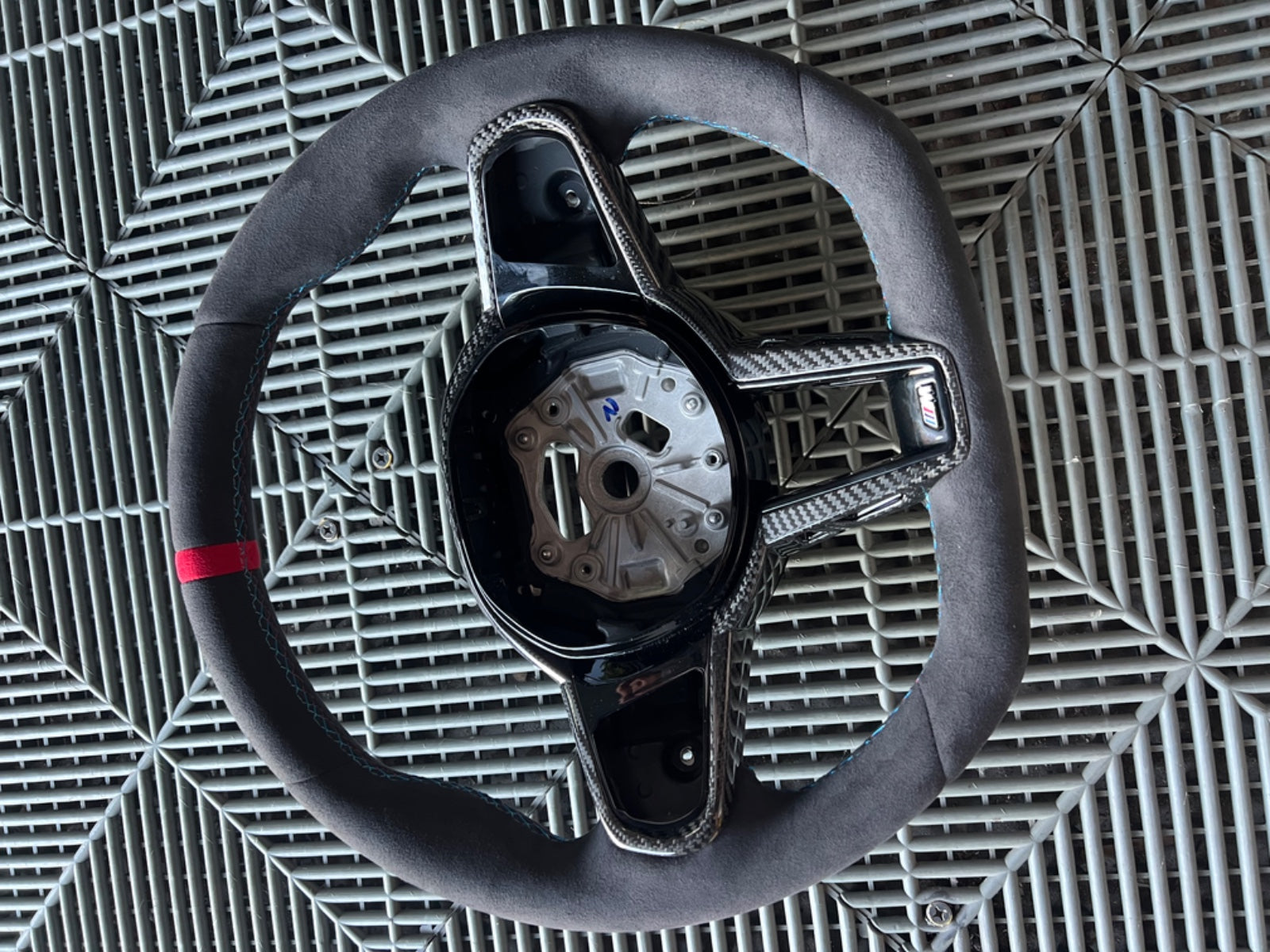 https://www.thecarbonindustries.com › products › 2025-lci-steering-wheel-w-carbon-fiber-trim-bmw-g-chassis

